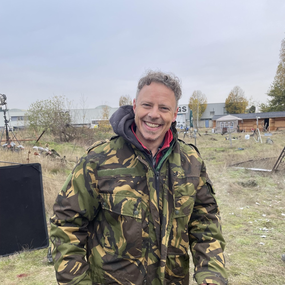 Tim Tubée, production designer Tuubman, op de set van Patria